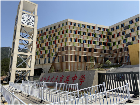 新学期，文元育英中学有了电子黑板