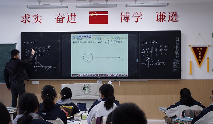大厂争相涌入教育市场，这家智慧黑板企业要如何突围？